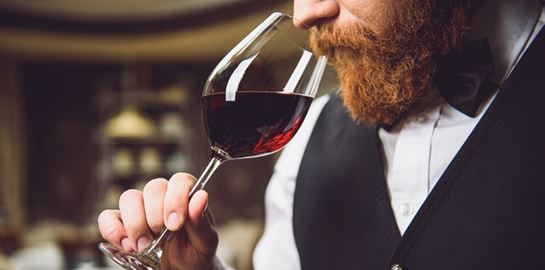 Γιατί πρέπει να παραγγέλνεις πάντα το πιο φθηνό κρασί του μενού