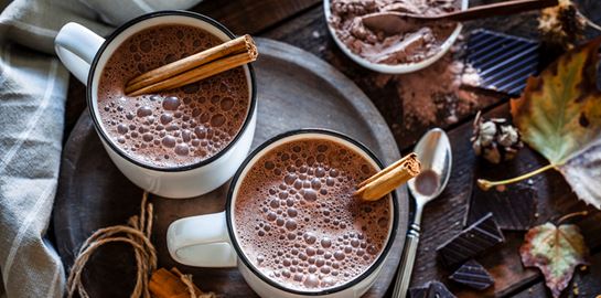 Η χριστουγεννιάτικη συνταγή για ζεστή σοκολάτα με κόκκινο κρασί