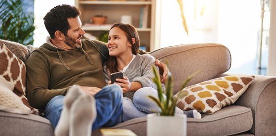 Γιατί πρέπει να μιλήσεις στην κόρη σου από νωρίς για το σεξ, την περίοδο και τις σχέσεις