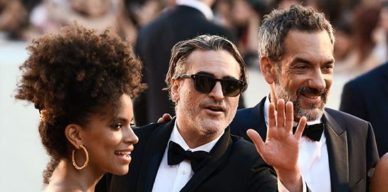 Γιατί διχάζει η βράβευση του Joker στη Μόστρα