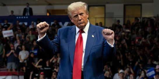 Η πιο αλλόκοτη προεκλογική συγκέντρωση του Donald Trump-Χόρεψε YMCA αφού λιποθύμησαν από τη ζέστη 2 άνθρωποι (video)