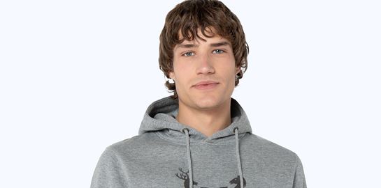 #SeasonFavorites: Το γκρι hoodie που θα αναβαθμίσει τις χειμερινές εμφανίσεις σου