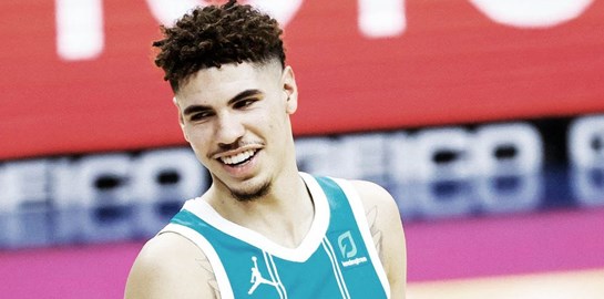Ο LaMelo Ball κάνει απλά αυτό που αγαπά