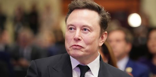 O Elon Musk ως αδυνατισμένος Άγιος Βασίλης είναι ό,τι πιο cringe είδαμε σήμερα