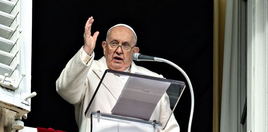 Σε άλλα νέα, ο Πάπας ασχολείται με εξωγήινους, φαντάσματα και άλλα υπερφυσικά φαινόμενα