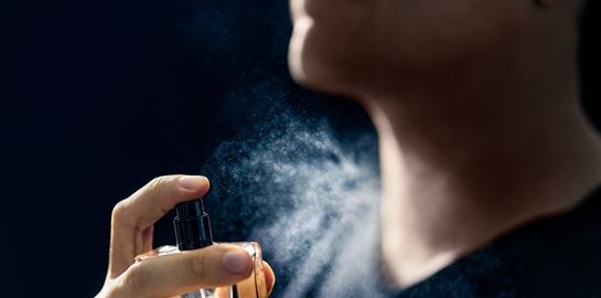 Πώς θα κάνεις το άρωμά σου να διαρκεί περισσότερο