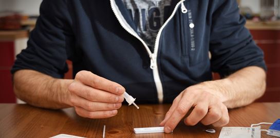 Ποιοι μπορούν να λείπουν από τη δουλειά με θετικό rapid test, χωρίς PCR