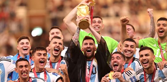 Τι είναι το παραδοσιακό Bisht που φόρεσε ο Messi στην απονομή