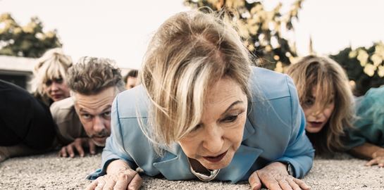 Οι viral &#39;Πέρσες&#39; του Δημήτρη Καραντζά ζουν στο σήμερα