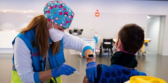 Γιατί οι ΗΠΑ μοιράζουν 60 εκατ. δόσεις εμβολίου AstraZeneca σε άλλες χώρες