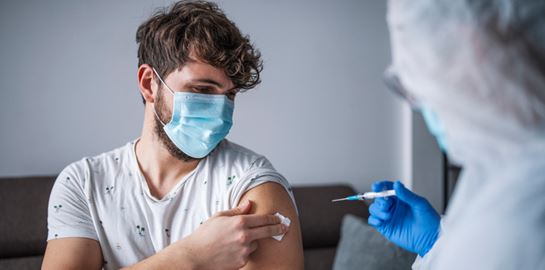 Τρίτη δόση εμβολίου για όλους;