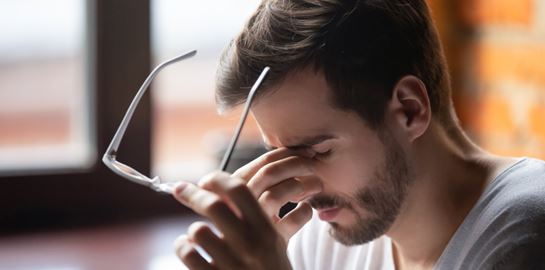 Αναρωτήθηκες ποτέ γιατί σε τρώνε τα μάτια σου το βράδυ;