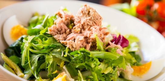 Το λάθος που κάνεις στη σαλάτα με τόνο