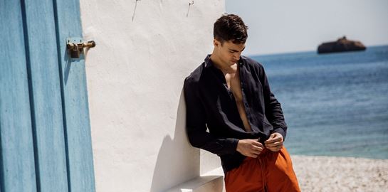 Το λινό είναι και πάλι ο πρωταγωνιστής του καλοκαιριού