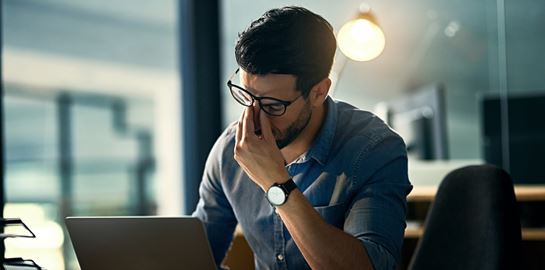 Η καθημερινή συνήθεια που βλάπτει τον εγκέφαλό μας, σύμφωνα με την επιστήμη