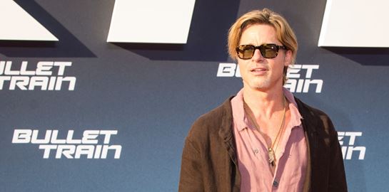 Μόλις είδαμε τον Brad Pitt με φούστα