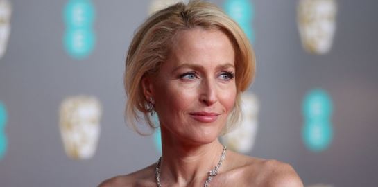 Η Gillian Anderson εξερευνά τις γυναικείες φαντασιώσεις