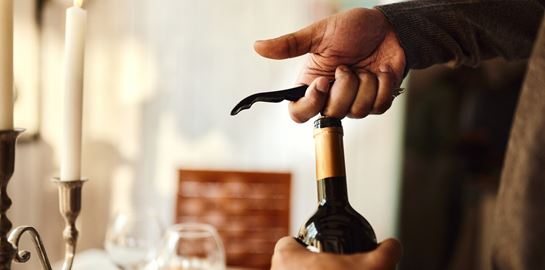 Έξυπνα κόλπα για να ανοίγεις το μπουκάλι κρασί χωρίς ανοιχτήρι