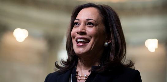 Sneakers, ενσυναίσθηση και θάνατοι: Η πολλαπλά αντισυμβατική Kamala Harris