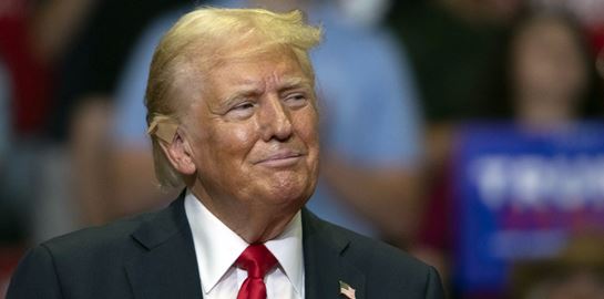 &#39;Τρελή της Αριστεράς, θέλει να εκτελούνται μωρά&#39;, λέει ο Trump για την Kamala Harris