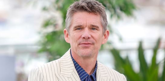 Τι στο καλό κάνει ο Ethan Hawke στο βίντεο κλιπ της Taylor Swift;