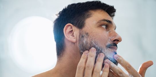 Ο απόλυτος φθινοπωρινός οδηγός φροντίδας προσώπου για τον άνδρα