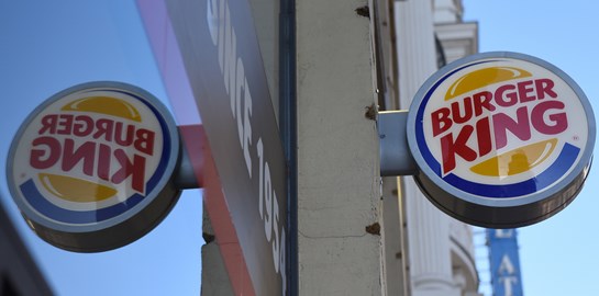 Τα Burger King θέλουν να παραγγείλεις από τα McDonald's