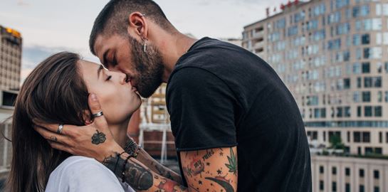 Όλα όσα πρέπει να γνωρίζεις πριν αποφασίσεις να καλύψεις ένα τατουάζ