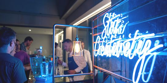 Στο ΕΜΣΤ με Bombay Sapphire για 5 νέες εκθέσεις