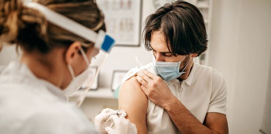 Κορονοϊός: Ξεκίνησαν και πάλι οι εμβολιασμοί