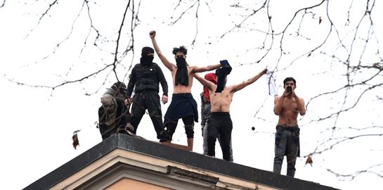 Κάμψεις, φυλακή, διαπόμπευση: Οι χειρότερες τιμωρίες στον καιρό της Covid-19