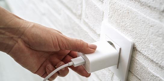 Προσοχή: Ανακαλείται φορτιστής για κινητά λόγω κινδύνου φωτιάς