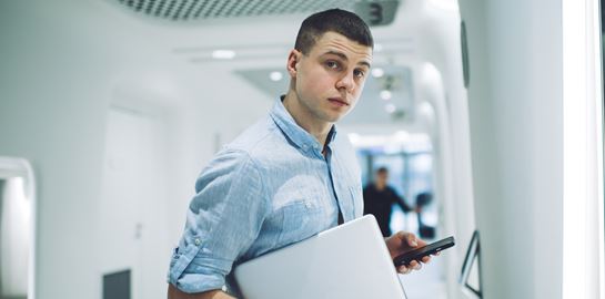 Χάσμα επικοινωνίας στη δουλειά: Γιατί οι 30άρηδες δεν μιλούν με τους 50άρηδες, σύμφωνα με έρευνα