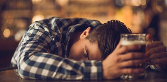 Είναι αλήθεια ότι η μπύρα θεραπεύει το hangover;