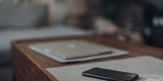 Γιατί πρέπει πάντα να αφήνεις το κινητό σου ανάποδα στο τραπέζι