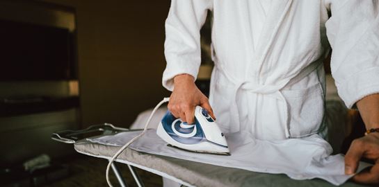 Σιδερώνοντας μόνος στο σπίτι