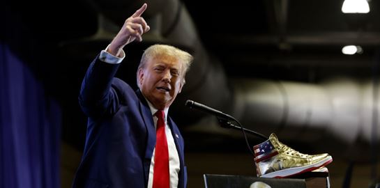 Για κάποιο απίθανο λόγο, τα κακόγουστα παπούτσια του Donald Trump έγιναν ανάρπαστα
