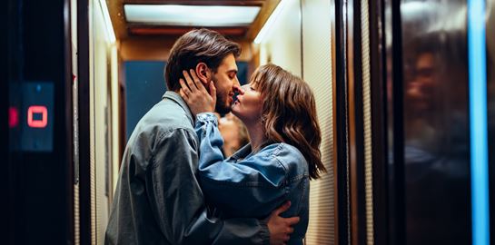 Οι άντρες δεν κάνουν πολλές ερωτήσεις στα πρώτα ραντεβού. Αλλά γιατί;