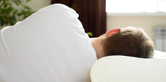 Μαξιλάρια λαιμού: Μειώνουν τον πόνο και βελτιώνουν τον ύπνο;