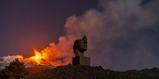Ξύπνησε το ηφαίστειο της Αίτνας στη Σικελία με τεράστια έκρηξη (video)