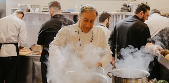 Ο Γιάννης Μπαξεβάνης μαγειρεύει στο Instagram