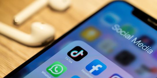 Πώς τα δισεκατομμύρια φέρνουν εξουσία μέσω σόσιαλ μίντια