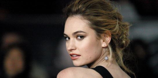 Lily James όπως λέμε Pamela Anderson