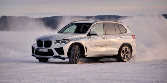 Η BMW παίρνει θέση για την απαγόρευση των θερμικών κινητήρων