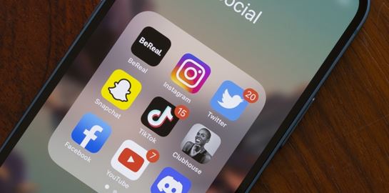 Τι είναι το BeReal και γιατί απειλεί το Instagram;