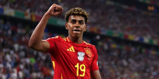 Σε άλλα νέα, ο Lamine Yamal έκανε live στο Instagram και έδειξε γυμνούς τους συμπαίκτες του