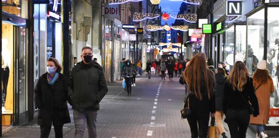 Κορονοϊός: Ίλιγγος με νέο μαύρο ρεκόρ 28.828 κρουσμάτων