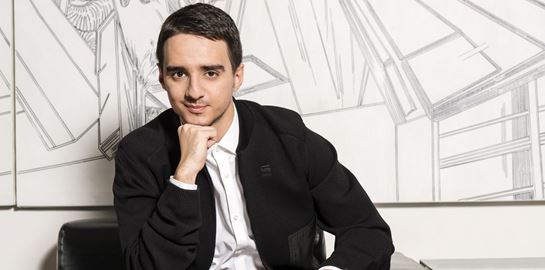 Το Lacoste Original είναι το άρωμα που εκφράζει την προσωπικότητά σου, σύμφωνα με τον Στρατή Χατζησταματίου