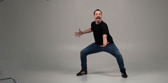 Ο Αλέξανδρος Τσουβέλας είναι ό,τι καλύτερο υπάρχει στο ελληνικό ίντερνετ