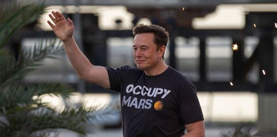 Πρώην του Elon Musk δημοπράτησε φωτογραφίες του από τη σχολή